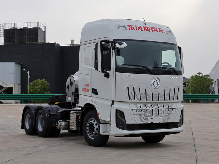 東風(fēng)商用車新外觀牽引車2.jpg