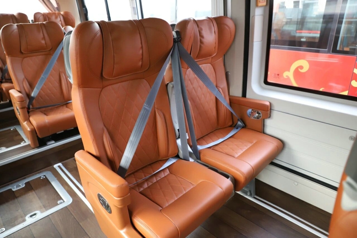 歐輝BJ6122批量交付北京龍水鳳港 定制化客車5.jpg