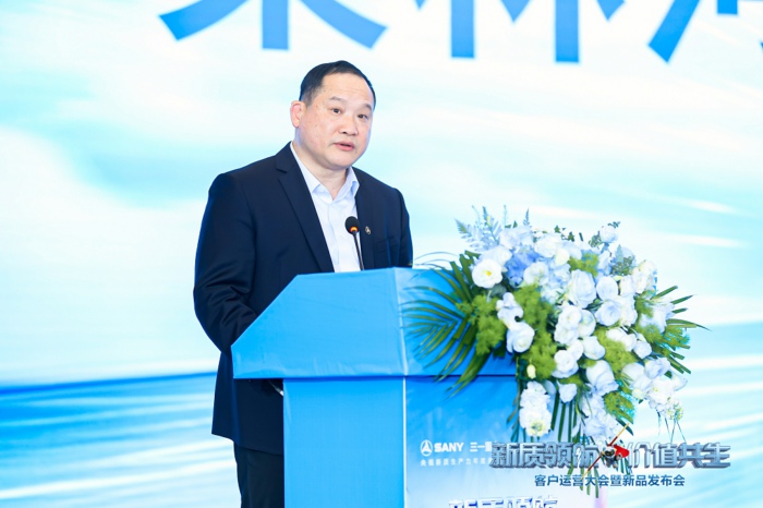 【第一商用車網(wǎng) 原創(chuàng)】3月31日，在三一傳統(tǒng)的“好日子”這一天，三一重卡在長(zhǎng)沙舉行2026客戶運(yùn)營(yíng)大會(huì)暨新品發(fā)布會(huì)，放了一系列大招：行業(yè)首創(chuàng)“魔擎智驅(qū)”雙電機(jī)技術(shù)、首臺(tái)雙電機(jī)重卡、“1+7”新品矩陣、智運(yùn)通3.0、升級(jí)后的直服體系、AI虛擬主持人卡小圣……而梁林河在本次發(fā)布會(huì)上說(shuō)的另一句話，更讓人心懷憧憬：“下一個(gè)四年，三一要造無(wú)人卡車。”