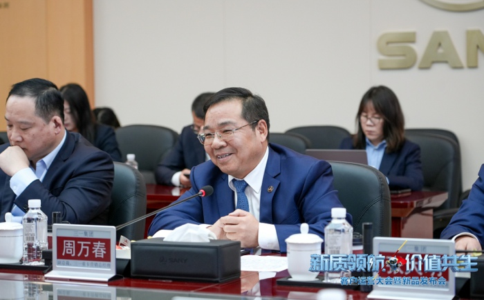 【第一商用車網(wǎng) 原創(chuàng)】3月31日，在三一傳統(tǒng)的“好日子”這一天，三一重卡在長(zhǎng)沙舉行2026客戶運(yùn)營(yíng)大會(huì)暨新品發(fā)布會(huì)，放了一系列大招：行業(yè)首創(chuàng)“魔擎智驅(qū)”雙電機(jī)技術(shù)、首臺(tái)雙電機(jī)重卡、“1+7”新品矩陣、智運(yùn)通3.0、升級(jí)后的直服體系、AI虛擬主持人卡小圣……而梁林河在本次發(fā)布會(huì)上說(shuō)的另一句話，更讓人心懷憧憬：“下一個(gè)四年，三一要造無(wú)人卡車?！?></a></li><li><a href=