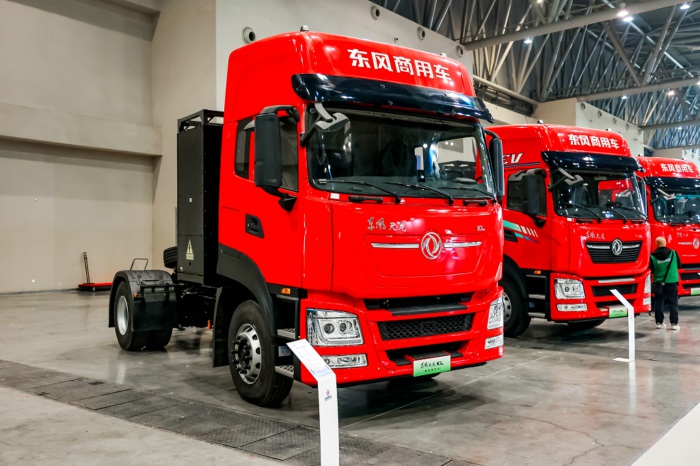 東風(fēng)天龍KL換電牽引.jpg