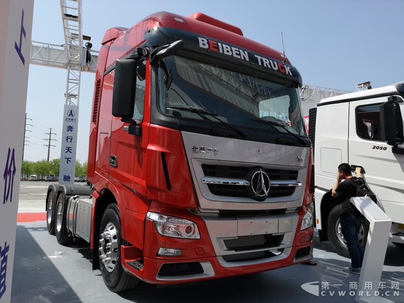 據(jù)了解，這款560馬力的V3ET牽引車，是北奔重汽針對(duì)大馬力市場(chǎng)打造的一款重卡產(chǎn)品，也是其首款達(dá)到560馬力的歐六車型。該車搭載濰柴13L發(fā)動(dòng)機(jī)，最大扭矩達(dá)2550N.m；匹配法士特最新的S系列AMT自動(dòng)變速箱及緩速器；前橋采用一片簧設(shè)計(jì)，后橋采用8氣囊空氣懸架。不過，該車暫未定價(jià)。