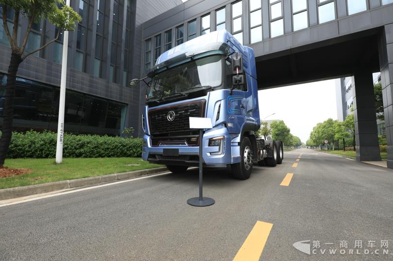 活動現(xiàn)場，進行了兩輛智能網(wǎng)聯(lián)卡車的現(xiàn)場演示，并展示了東風商用車節(jié)能卡車、串聯(lián)式混合動力物流車、中卡環(huán)衛(wèi)車純電（量產(chǎn)車型）、串聯(lián)式輕卡物流車、極限輕量化標桿車，共7款新技術展車集體亮相，展示出東風商用車在電動化、智能化、網(wǎng)聯(lián)化、共享化、輕量化方面的新技術成果，也充分展現(xiàn)出東風商用車引領時代趨勢打造精品車型的魄力與雄心。