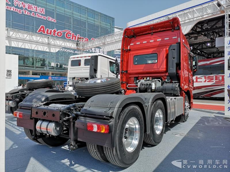 據(jù)了解，這款560馬力的V3ET牽引車，是北奔重汽針對(duì)大馬力市場(chǎng)打造的一款重卡產(chǎn)品，也是其首款達(dá)到560馬力的歐六車型。該車搭載濰柴13L發(fā)動(dòng)機(jī)，最大扭矩達(dá)2550N.m；匹配法士特最新的S系列AMT自動(dòng)變速箱及緩速器；前橋采用一片簧設(shè)計(jì)，后橋采用8氣囊空氣懸架。不過，該車暫未定價(jià)。