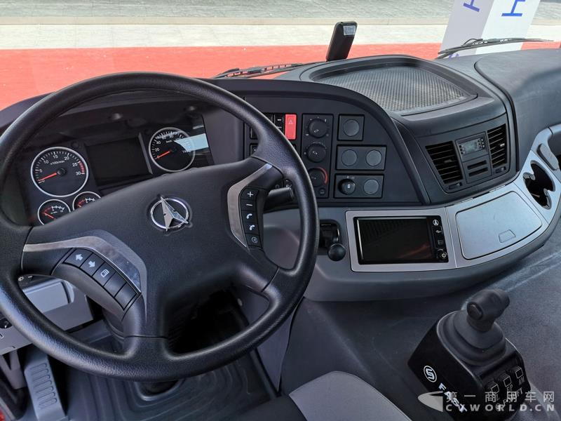 據(jù)了解，這款560馬力的V3ET牽引車，是北奔重汽針對(duì)大馬力市場(chǎng)打造的一款重卡產(chǎn)品，也是其首款達(dá)到560馬力的歐六車型。該車搭載濰柴13L發(fā)動(dòng)機(jī)，最大扭矩達(dá)2550N.m；匹配法士特最新的S系列AMT自動(dòng)變速箱及緩速器；前橋采用一片簧設(shè)計(jì)，后橋采用8氣囊空氣懸架。不過，該車暫未定價(jià)。