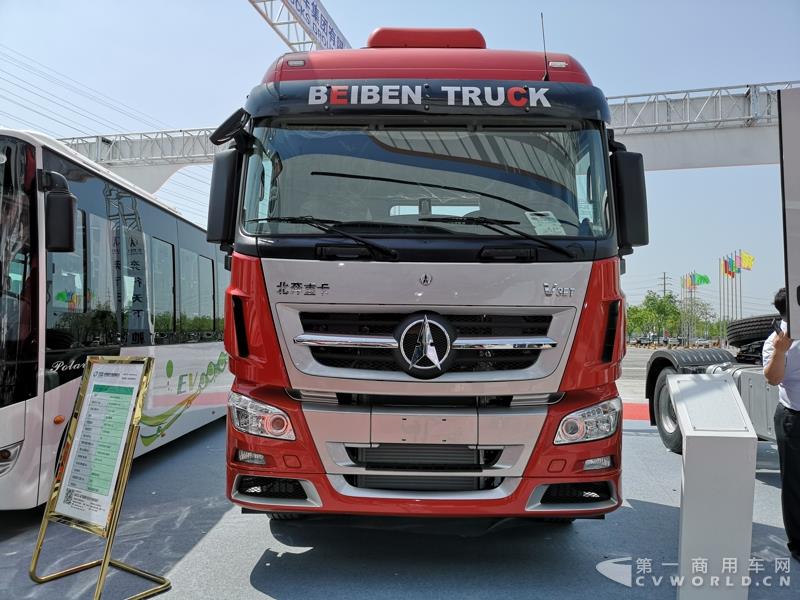 據(jù)了解，這款560馬力的V3ET牽引車，是北奔重汽針對(duì)大馬力市場(chǎng)打造的一款重卡產(chǎn)品，也是其首款達(dá)到560馬力的歐六車型。該車搭載濰柴13L發(fā)動(dòng)機(jī)，最大扭矩達(dá)2550N.m；匹配法士特最新的S系列AMT自動(dòng)變速箱及緩速器；前橋采用一片簧設(shè)計(jì)，后橋采用8氣囊空氣懸架。不過，該車暫未定價(jià)。