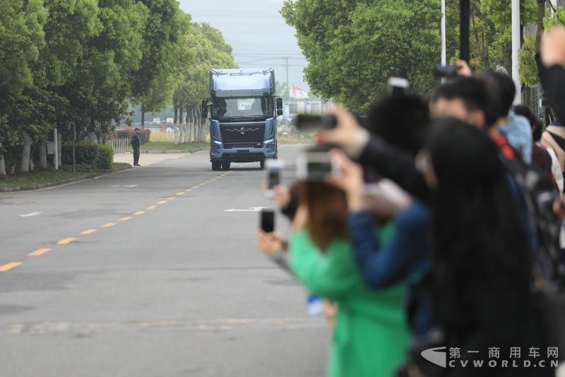 活動現(xiàn)場，進行了兩輛智能網(wǎng)聯(lián)卡車的現(xiàn)場演示，并展示了東風商用車節(jié)能卡車、串聯(lián)式混合動力物流車、中卡環(huán)衛(wèi)車純電（量產(chǎn)車型）、串聯(lián)式輕卡物流車、極限輕量化標桿車，共7款新技術展車集體亮相，展示出東風商用車在電動化、智能化、網(wǎng)聯(lián)化、共享化、輕量化方面的新技術成果，也充分展現(xiàn)出東風商用車引領時代趨勢打造精品車型的魄力與雄心。