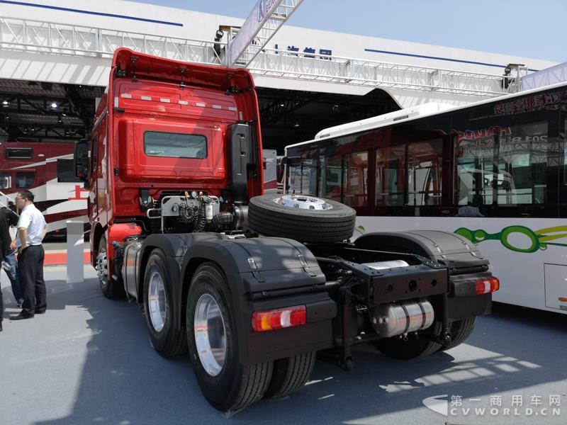 據(jù)了解，這款560馬力的V3ET牽引車，是北奔重汽針對(duì)大馬力市場(chǎng)打造的一款重卡產(chǎn)品，也是其首款達(dá)到560馬力的歐六車型。該車搭載濰柴13L發(fā)動(dòng)機(jī)，最大扭矩達(dá)2550N.m；匹配法士特最新的S系列AMT自動(dòng)變速箱及緩速器；前橋采用一片簧設(shè)計(jì)，后橋采用8氣囊空氣懸架。不過，該車暫未定價(jià)。