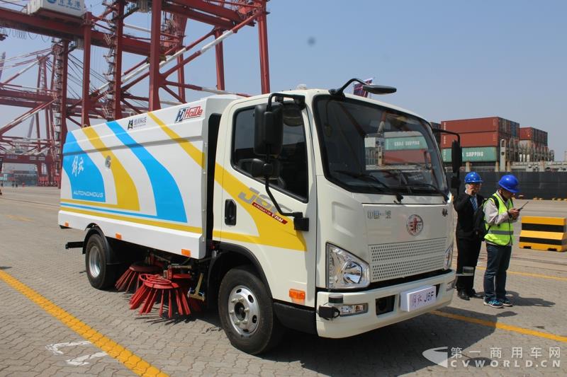 解放展示了搭載L4級自動駕駛技術(shù)的純電動洗掃車