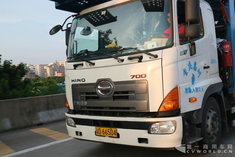 蘇師傅是首屆以“英雄 油你締造”為主題的TS之廣汽日野好司機(jī)大賽的參賽選手，從發(fā)車順序來(lái)講，他是第四位進(jìn)行初賽的選手，路線為廣州到重慶。從5月16日傍晚出發(fā)，到5月18日傍晚抵達(dá)目的地，歷時(shí)整整兩天兩夜。小編一路跟隨他走完全程。圖為蘇存修駕駛廣汽日野700臻值系