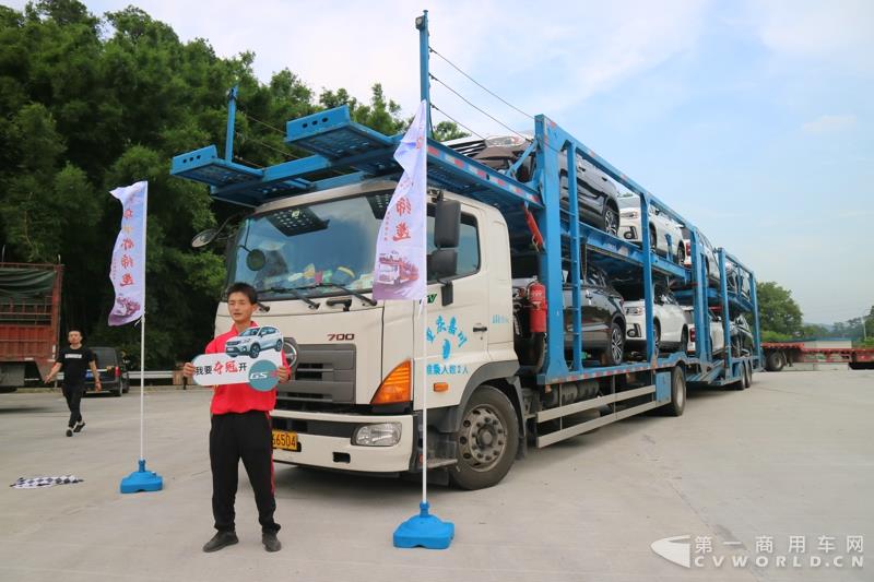 蘇師傅是首屆以“英雄 油你締造”為主題的TS之廣汽日野好司機(jī)大賽的參賽選手，從發(fā)車順序來(lái)講，他是第四位進(jìn)行初賽的選手，路線為廣州到重慶。從5月16日傍晚出發(fā)，到5月18日傍晚抵達(dá)目的地，歷時(shí)整整兩天兩夜。小編一路跟隨他走完全程。圖為蘇存修駕駛廣汽日野700臻值系