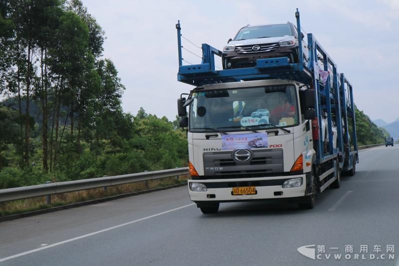 蘇師傅是首屆以“英雄 油你締造”為主題的TS之廣汽日野好司機(jī)大賽的參賽選手，從發(fā)車順序來(lái)講，他是第四位進(jìn)行初賽的選手，路線為廣州到重慶。從5月16日傍晚出發(fā)，到5月18日傍晚抵達(dá)目的地，歷時(shí)整整兩天兩夜。小編一路跟隨他走完全程。圖為蘇存修駕駛廣汽日野700臻值系