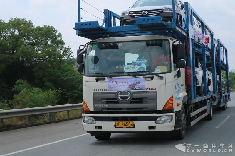 蘇師傅是首屆以“英雄 油你締造”為主題的TS之廣汽日野好司機(jī)大賽的參賽選手，從發(fā)車順序來(lái)講，他是第四位進(jìn)行初賽的選手，路線為廣州到重慶。從5月16日傍晚出發(fā)，到5月18日傍晚抵達(dá)目的地，歷時(shí)整整兩天兩夜。小編一路跟隨他走完全程。圖為蘇存修駕駛廣汽日野700臻值系