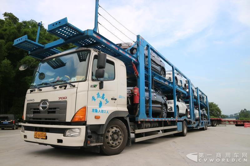 蘇師傅是首屆以“英雄 油你締造”為主題的TS之廣汽日野好司機(jī)大賽的參賽選手，從發(fā)車順序來(lái)講，他是第四位進(jìn)行初賽的選手，路線為廣州到重慶。從5月16日傍晚出發(fā)，到5月18日傍晚抵達(dá)目的地，歷時(shí)整整兩天兩夜。小編一路跟隨他走完全程。圖為蘇存修駕駛廣汽日野700臻值系