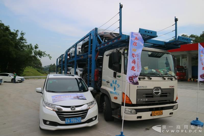 蘇師傅是首屆以“英雄 油你締造”為主題的TS之廣汽日野好司機(jī)大賽的參賽選手，從發(fā)車順序來(lái)講，他是第四位進(jìn)行初賽的選手，路線為廣州到重慶。從5月16日傍晚出發(fā)，到5月18日傍晚抵達(dá)目的地，歷時(shí)整整兩天兩夜。小編一路跟隨他走完全程。圖為蘇存修駕駛廣汽日野700臻值系