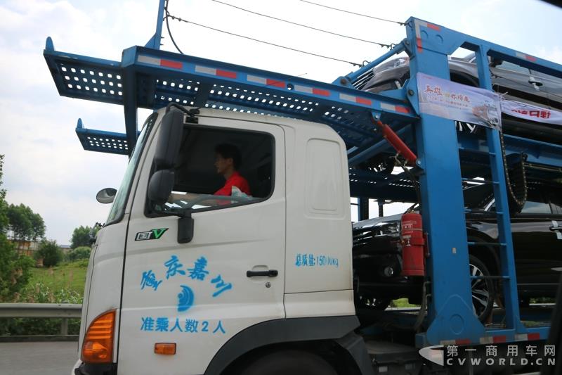 蘇師傅是首屆以“英雄 油你締造”為主題的TS之廣汽日野好司機(jī)大賽的參賽選手，從發(fā)車順序來(lái)講，他是第四位進(jìn)行初賽的選手，路線為廣州到重慶。從5月16日傍晚出發(fā)，到5月18日傍晚抵達(dá)目的地，歷時(shí)整整兩天兩夜。小編一路跟隨他走完全程。圖為蘇存修駕駛廣汽日野700臻值系