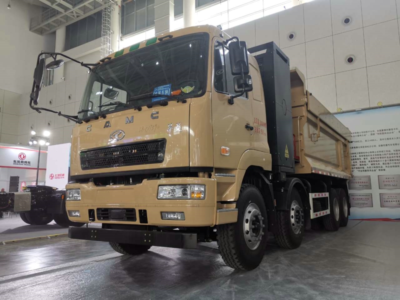 漢馬科技展出了3款新能源重卡，分別是：漢馬H7換電牽引車、漢馬純電動自卸車、星馬純電動攪拌車。漢馬H7換電牽引車是當下炙手可熱的熱門車型，曾多次批量交付客戶。圖為華菱電動工程車