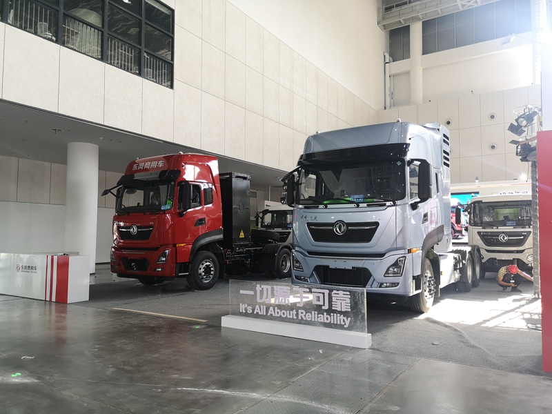 東風商用車展出了4款新能源產(chǎn)品，其中兩款是牽引車，兩款是專用車。圖為東風商用車展車
