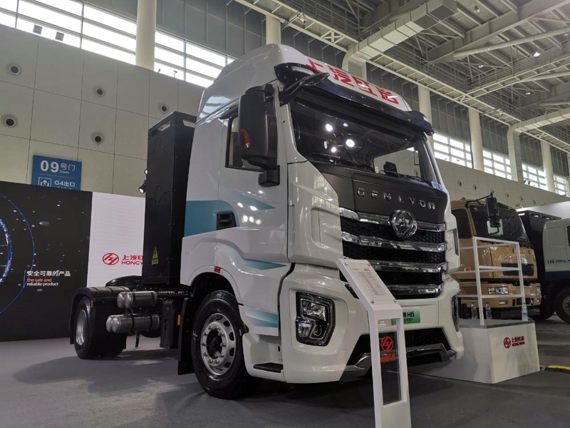 上汽紅巖展出3款牽引車，其中兩款是純電動牽引車，一款是燃料電池牽引車。圖為紅巖杰獅H6 4×2純電動牽引車