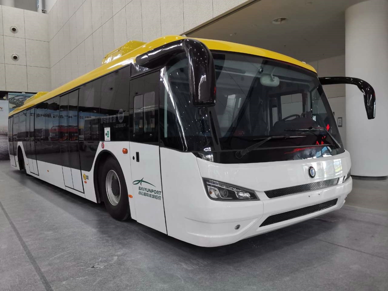 南京恒天領銳汽車有限公司也展出3款產(chǎn)品，一款是純電動自卸車，另外兩款則是一輛公交車和一輛機場擺渡車。圖為南京恒天領銳展出的機場擺渡車