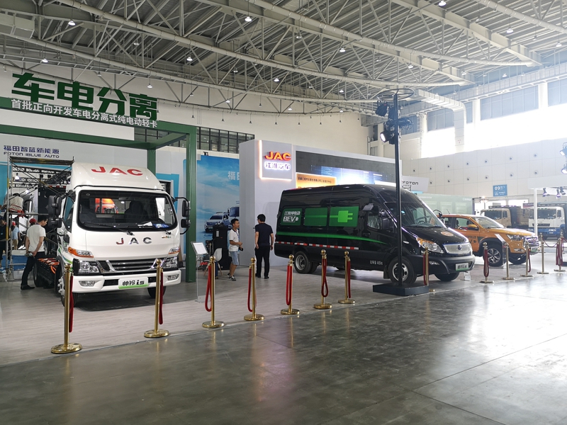 江淮汽車展出3款產(chǎn)品：帥鈴i5-車電分離式純電動輕卡、帥鈴i5-R350純電動輕客物流車、帥鈴i3-T330純電動皮卡。其中，帥鈴i5-車電分離式純電動輕卡很可能是本屆大會中唯一一款采用換電模式的純電動輕卡。圖為江淮汽車展出三款車型