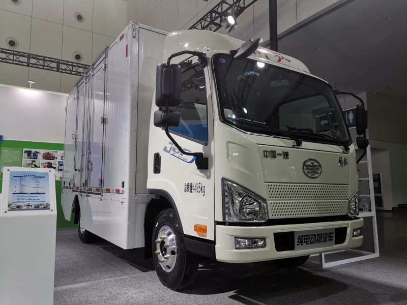 一汽解放是本屆大會中展出商用車產(chǎn)品最多的企業(yè)，共有5款產(chǎn)品參展，其中重卡車型4款，輕卡車型1款。圖為一汽解放J6F 4×2純電動廂式物流運輸車