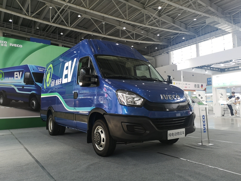 南京依維柯作為東道主，展出了一款歐勝EV45純電動廂式物流車。這款車搭載寧德時代磷酸鐵鋰電池，容量為90.7kwh，勻速續(xù)駛里程達402公里。圖為南京依維柯歐勝EV45純電動廂式物流車