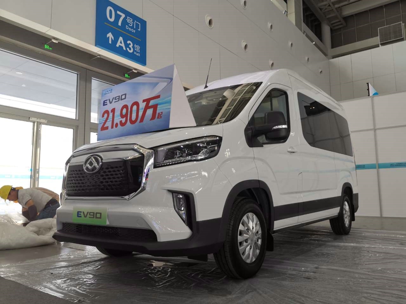上汽大通MAXUS在本屆大會中展出了多款產(chǎn)品，其中EV90輕客、T90EV皮卡非常值得關注。圖為上汽大通EV90