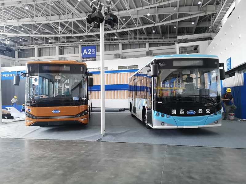 同樣作為東道主的開沃則展出了兩款客車產(chǎn)品，且均為公交車。圖為開沃汽車展出兩款客車