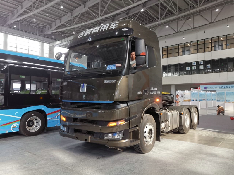 吉利遠程汽車在本次大會展出輕卡、重卡、客車各一款，其中重卡為吉利遠程甲醇重卡，客車為吉利星際客車，輕卡則有可能是吉利遠程即將推出的新產(chǎn)品。圖為吉利商用車展出的重卡