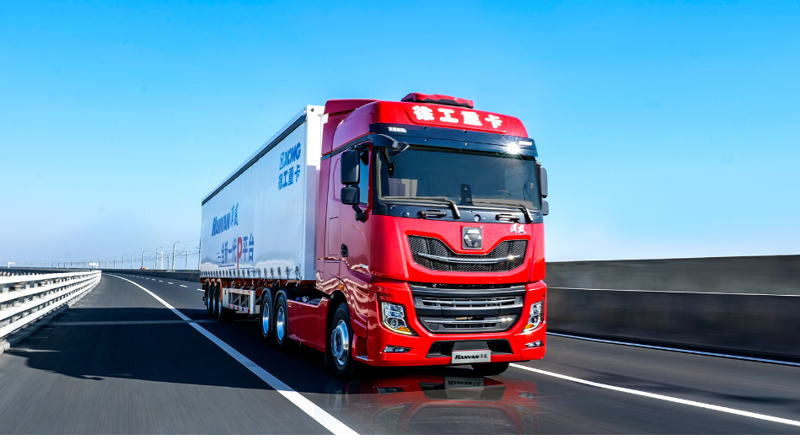 徐工漢風(fēng)P9牽引車油耗智能控制系統(tǒng)基于ADASIS地圖結(jié)合整車信息、巡航算法及控制策略實現(xiàn)預(yù)見性巡航（PCC），在駕乘過程中猶如智能領(lǐng)航員助您降低油耗。節(jié)油有方，創(chuàng)富無憂。