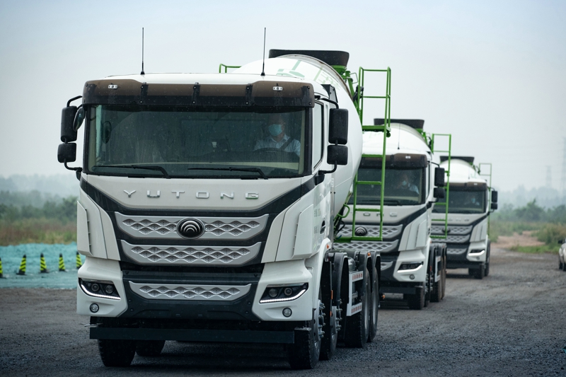 為支撐未來5~10年的發(fā)展，宇通將把新能源商用車的研發(fā)、制造、核心零部件的布局一次性規(guī)劃到位。宇通新能源商用車基地項目位于經(jīng)開區(qū)宇龍街附近，占地面積2622畝，計劃總投資85億，包括新能源重卡、新能源中卡、新能源輕卡等整車產(chǎn)能，新能源車橋等關(guān)鍵零部件，以及新能源商用車研發(fā)中心等。