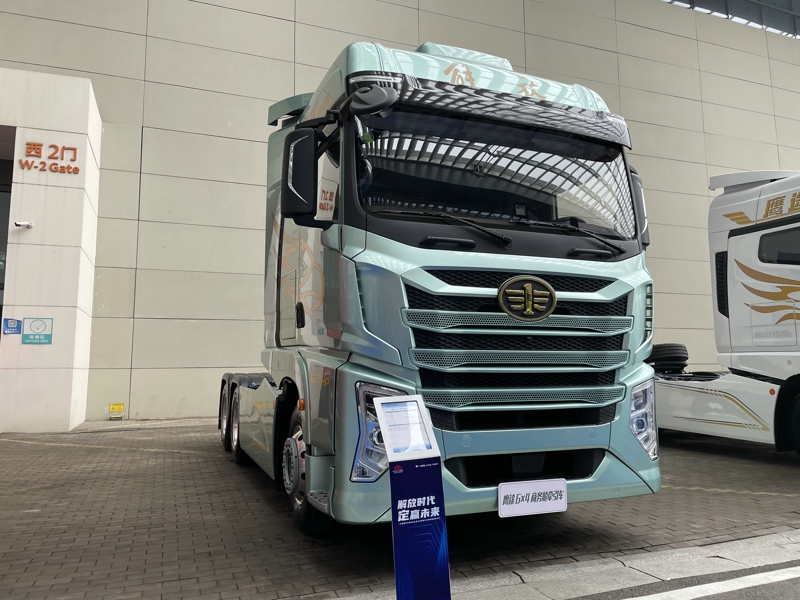 解放鷹途商務(wù)艙牽引車，620馬力