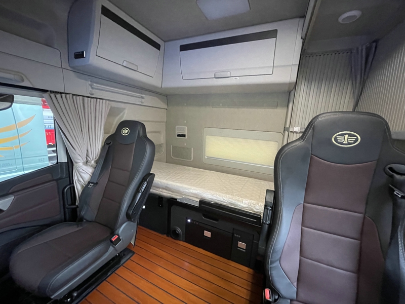 解放鷹途頭等艙牽引車，620馬力